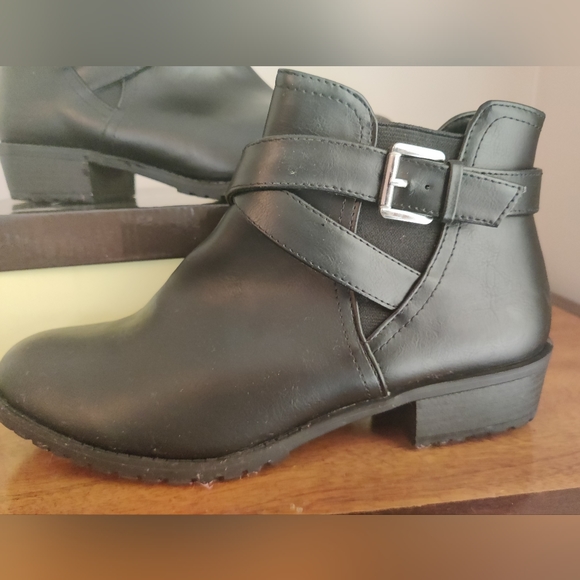 Time and Tru Black Ankle Boots - Picture 3 of 4